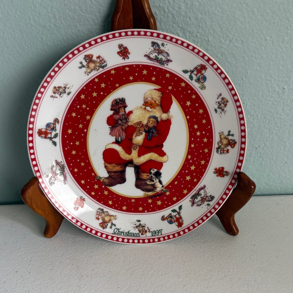 Giordano Art Ltd. Christmas 1997 Santa 7” Collectors Plate